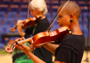 MUSIEK VIR JOU ORE Twee vioolspelers wat by die Konservatorium optree. Foto: Verskaf