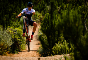 ROCK DAAI LYFIE Jarrod van den Heever is parmantig op een van Stellenbosch se fietsroetes. Foto: Jacques Grobler